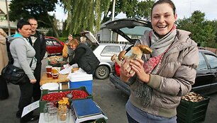 Pasak Dovilės Varanauskaitės, grybus renkančios Dzūkijos mi&scaron;kuose ir parduodančios juos Kaune, &scaron;ių gėrybių pirkėjų jai netrūksta.