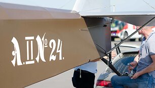 Aviacijos &scaron;ventėje visuomenei pristatytas atkurtas ANBO-2 lėktuvas