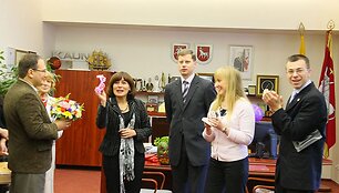 Kauno merą A.Kupčinską ir savivaldybės administracijos direktorę E.Gudi&scaron;auskienę su Boso diena sveikino savivaldybės darbuotojai