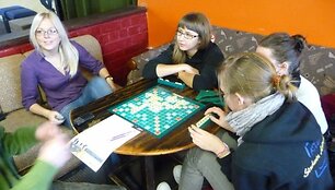 60 &ndash; prie&scaron; tiek metų pasaulyje pradėtas žaisti žaidimas &bdquo;Scrabble&ldquo; &scaron;iuo metu Lietuvoje dar tik skinasi kelią į populiarumą. 