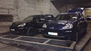 Automobiliai, rasti Karkazų kaime