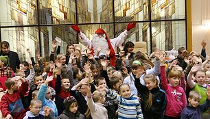 Tikrasis Kalėdų Senelis su vaikais