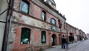 &Scaron;elmi&scaron;kos 15min dekoracijos papuo&scaron;ė apleistą namą Vilniaus gatvėje