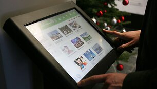 Informacinis terminalas stovi Kauno dramos teatre, prie kasų
