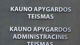 Prokurorai Kauno apygardos teismui perdavė baudžiamąją bylą, kurioje piktnaudžiavimu tarnybine padėtimi, dokumentų klastojimu ir didelės vertės turto i&scaron;&scaron;vaistymu įtariami du Kauno miesto savivaldybės tarnautojai.