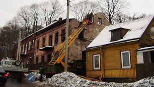 Aleksote, Veiverių gatvėje 62, esantis negyvenamas namas &scaron;iuo metu nekelia grėsmės aplinkiniams. Tačiau savininkės sutinka, kad kas nors jį nugriautų iki pirmojo auk&scaron;to.