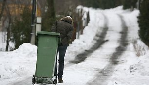 Vienas iš gyventojams pasiūlytų variantų – tempti privačius konteinerius iki tų gatvių, kurias „Kauno švaros“ mašinos pasiekia ir šiuo metu. 