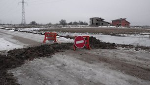 Gelbėdamiesi nuo gresiančio potvynio Armoniškių gatvės gyventojai iškasė griovį, į kurį per naktį subėgo pakilęs vanduo.