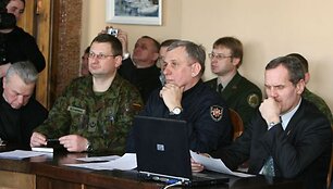Kauno apskrities prie&scaron;gaisrinės gelbėjimo valdybos Operacinio vadovavimo skyriaus vir&scaron;ininkas Vytautas Jok&scaron;as (de&scaron;inėje) ir J.Vitkaus inžinerijos bataliono vadas mjr. Vygandas Vilčiauskas įsitikinę, jog kol kas sprogdinti ledų Neryje nereikia. 