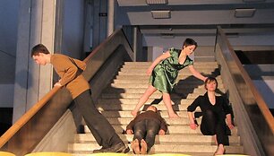 Režisieriaus G.Aleksos režisuoti spektakliai, kuriuos įkūnija &bdquo;Teatrono&ldquo; nariai, nėra skirti pramogai. Juose apsilankę žiūrovai skatinami mąstyti. 