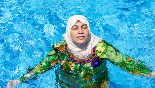 Moteris su burkini vie&scaron;bučio baseine