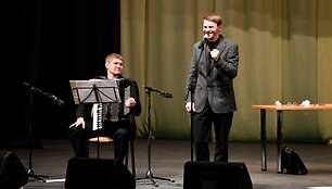Aktorius R.Kazlas skaito poeto Vlado &Scaron;imkaus eiles