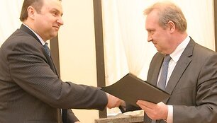 Vytautas Meistas (k.) ir Raimundas &Scaron;iaučiūnas pasira&scaron;o sutartį.