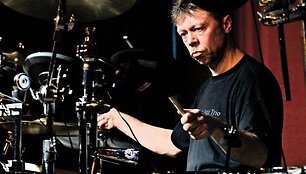 Projekto atidarymo koncerte pasirodys žinomų Lietuvos džiazo muzikantų trio &ndash; Arnas Mikalkėnas, Juozas Kuraitis ir Arvydas Joffė.