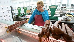 Žaliakalnio turguje ne vienerius metus mėsos gaminiais prekiavusi Genovaitė Panovienė netrukus taps oficialia bedarbe. 