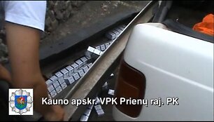 Kontrabandinės cigaretės, kurias pareigūnai rado paslėptas Prienų gyventojo automobilyje.