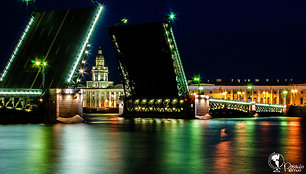 Po vidurnakčio pakeliami Nevos upės tiltai 