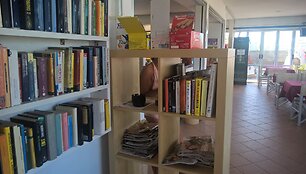 Bibliotekėlė paplūdimio kavinėje