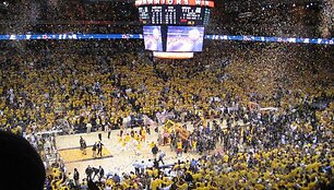 Nuotraukoje matoma Los Andželo &bdquo;Lakers&ldquo; krep&scaron;inio komandos namų arenos &bdquo;Staples Center&ldquo; LED juosta.