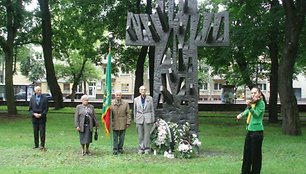1991 m. Birželio sukilimo aukų kapų vietoje buvo pastatytas simbolinis paminklas „Kryžius-medis“. Dabar greta jo pastatyta dar 40 mažesnių kryželių.