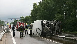 Apvirtus priekabai į aplinką išsiliejo dyzelinas