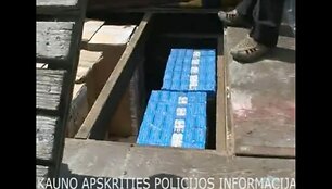 Cigaretės slėptos specialiai įrengtoje slėptuvėje, ma&scaron;inos kėbule