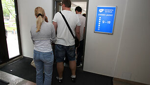 Kabelinės televizijos &bdquo;Init&ldquo; vartotojai užplūdo bendrovės klientų aptarnavimo skyrių.