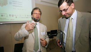 Vieni iš simpoziumo dalyvių yra lietuvių kilmės profesorius iš Kolumbijos Antanas Mockus ir Švietimo bei mokslo ministras Gintaras Steponavičius