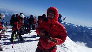 i-kazbeko-virsukalne-ikopusi-lietuvaite-kotryna-reimeryte-pritardama-ukulele-sau-uzdainavo