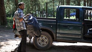 Girininko paprašyti romai klusniai surinko šiukšles