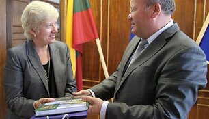 Lietuvos ambasadorė Kanadoje Gintė Damu&scaron;is ir Kauno rajono meras Valerijus Makūnas