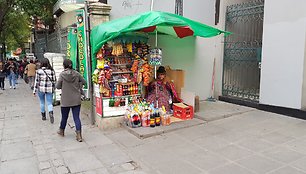 Vietinis kioskas ir pardavėja Bolivijoje