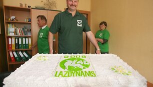 Seniūnas A.Strelčiūnas lazdyniečius vai&scaron;ino vir&scaron; 20 kg. sveriančiu tortu.