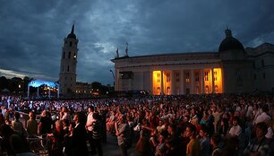Katedros aik&scaron;tėje vos tilpo žmonės, norintys pasiklausyti dainų &scaron;ventės atidarymo koncerto.