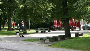 Apleistame skvere Užupyje jau ne vienerius metus karaliauja asocialūs asmenys. Tačiau &scaron;ią vasarą iniciatyvos gaivinti skverą ėmėsi &bdquo;Užupio krautuvė&ldquo; popietėmis kviečianti į lauko kavinę.