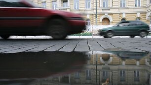  Vairuotojams įgrisusias duobes prie Katedros žadama i&scaron;lyginti spalio mėnesį.