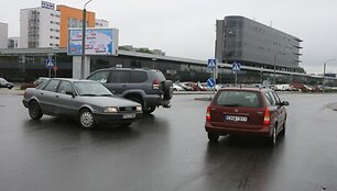 &Scaron;viesoforo J.Kubiliaus ir P.Luk&scaron;io gatvių sankryžoje vairuotojams teks palaukti &ndash; jam įrengti trūksta pinigų.
