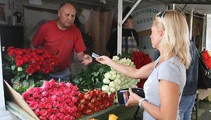 Gėlininkai skundžiasi, kad šiemet gėlių prieš rugsėjo pirmąją buvo perkama mažiau, o pirkėjai joms skyrė mažiau lėšų.