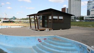 Nuo rugpjūčio vidurio sauna prie Baltojo tilto stovi tu&scaron;čia ir laukia nuosprendžio dėl tolimesnio likimo.