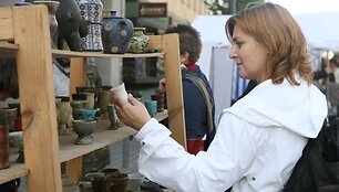 Gedimino prospekte &scaron;urmuliuojantis pirmą kartą surengtas &bdquo;Sekmadienio turgelis&ldquo;. Kol suaugusieji dairosi skanėstų ar suvenyrų, vaikai užsiiminėja kūryba.