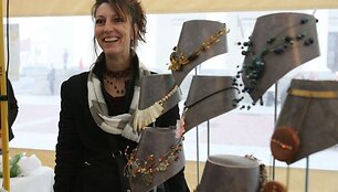 Nathalie Lopes džiaugėsi, kad atsivežė daugiau savo rankų darbo papuo&scaron;alų, ir jai nereikėjo prekybos nutraukti pirmąją Provanso gaminių mugės dieną.