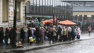 Halės turgaus pašonėje nelegalių prekių pasiūla įvairi: nuo tabako gaminių iki dirbtinių gėlių. 