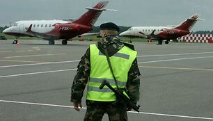 Oro uosto atstovai teisinasi buvę priversti nu&scaron;auti &scaron;unį, nes kaip tik tuo metu turėjo leistis du lėktuvai. 