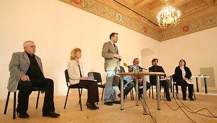 Valdovų rūmų vadovai surengė spaudos konferenciją, kurioje bandė pateisinti esamą darbuotojų skaičių