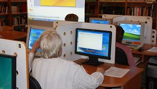 Vyresnio amžiaus žmones naudotis internetu pratina projektas &bdquo;Bibliotekos pažangai&ldquo;.