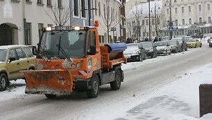 Vilniečiai piktinasi, kad daugiabučių kiemuose tik nukasamas sniegas, o ledas paliekamas likimo valiai.