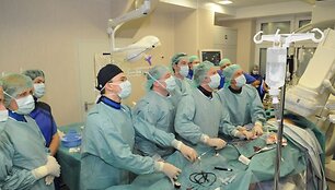 LGS prezidentas L.Labanauskas apgailestavo, kad dirbti Lietuvoje pagal įgytą specialybę lieka tik du trečdaliai medicinos studijas baigusių kvalifikuotų gydytojų.