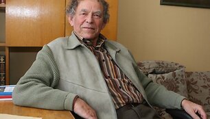 K.Saja įsitikinęs, kad pradedantis ra&scaron;ytojas negali užsidirbti duonai tik i&scaron; knygų. Jam būtina paragauti įvairių darbų, kad būtų i&scaron; ko semtis idėjų ra&scaron;ymui.