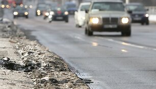 Didžiausią grėsmę oro užter&scaron;tumui turi i&scaron; po žiemos gatvių pakra&scaron;čiuose likęs purvas ir druskos.