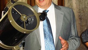 Klaipėdos savivaldybės administracijos darbuotojai merui jubiliejaus proga padovanojo teleskopą.